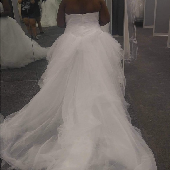 Vera Wang Wedding Dress 2018 - Picture 2 of 5